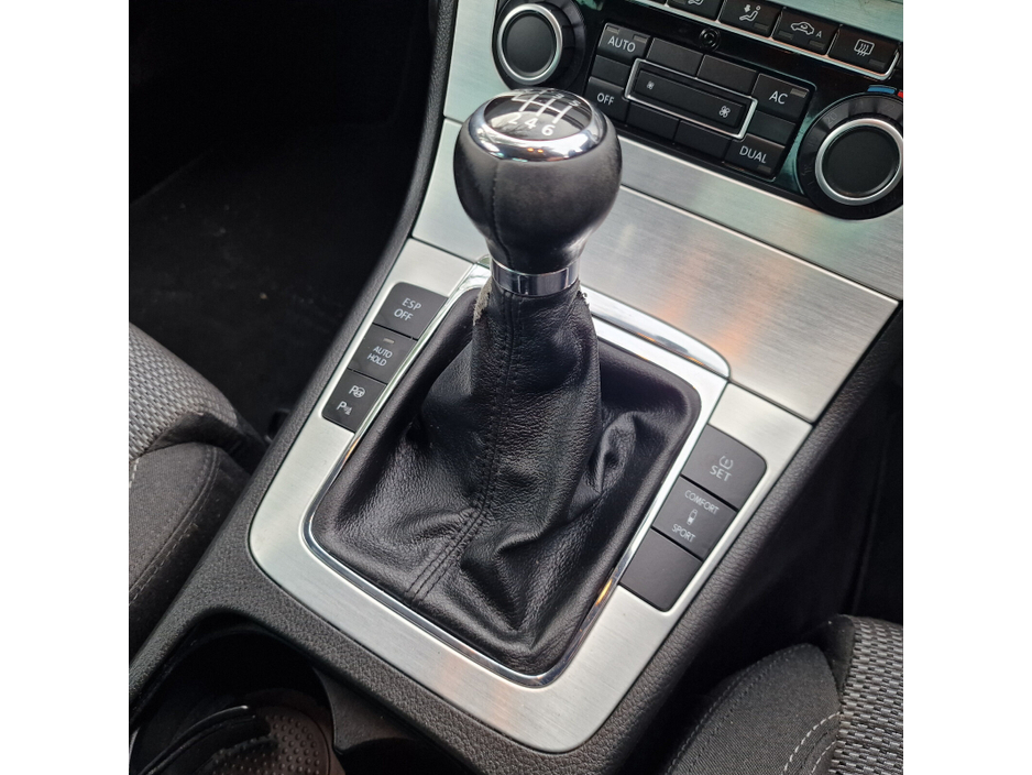 2009 Volkswagen Passat - image 9