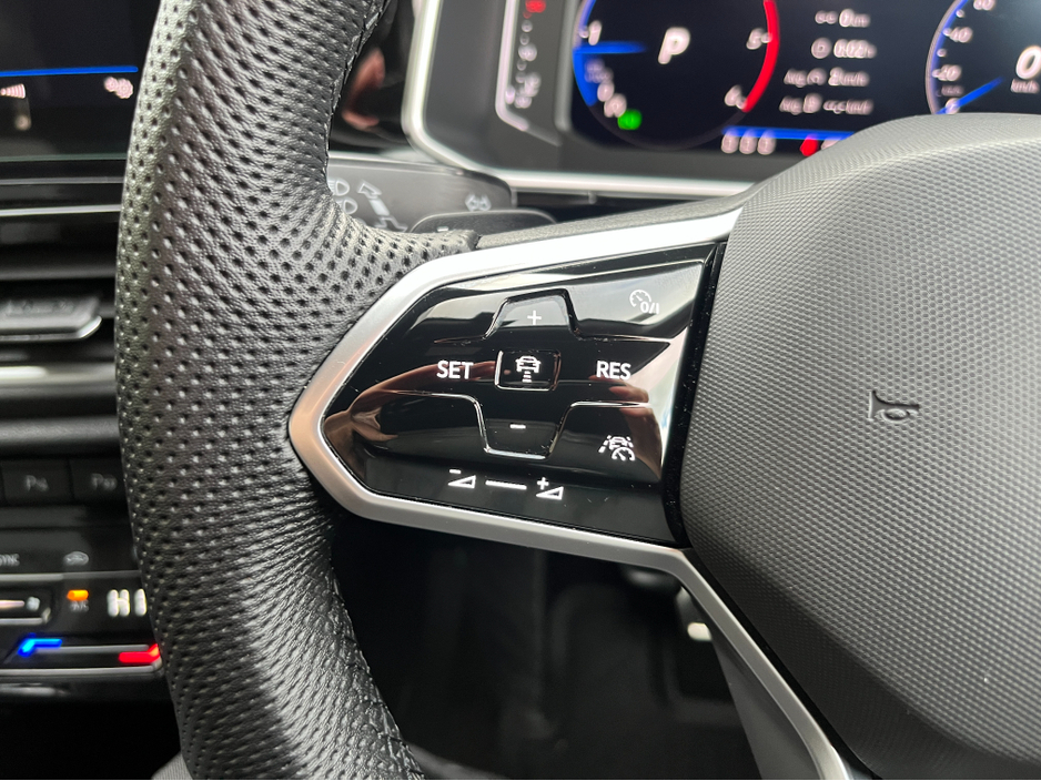 2023 Volkswagen T-Roc - image 24