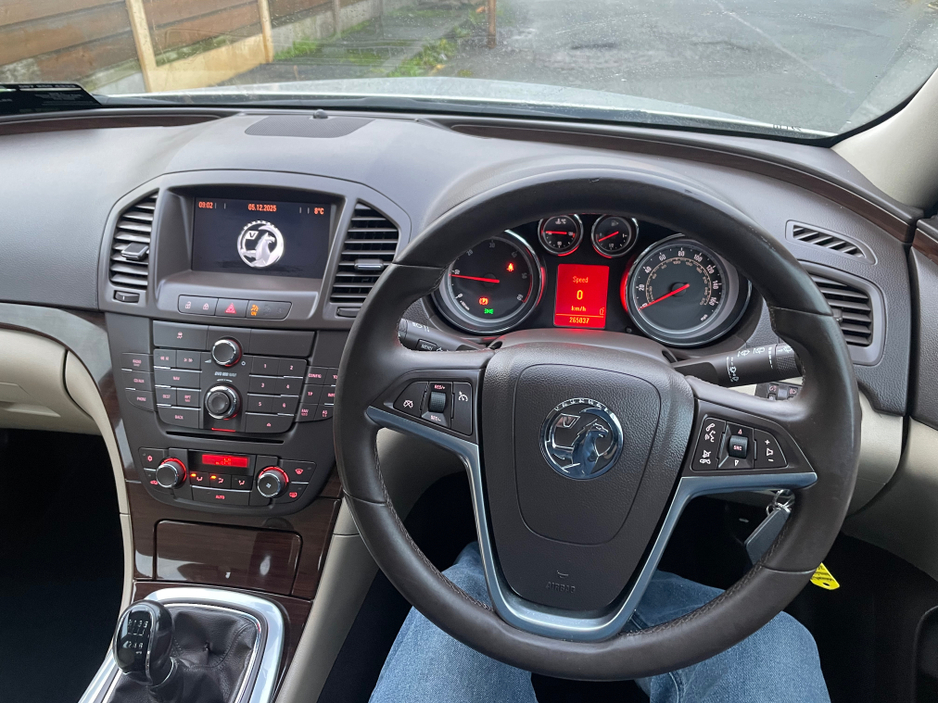 2010 Vauxhall Insignia - image 8