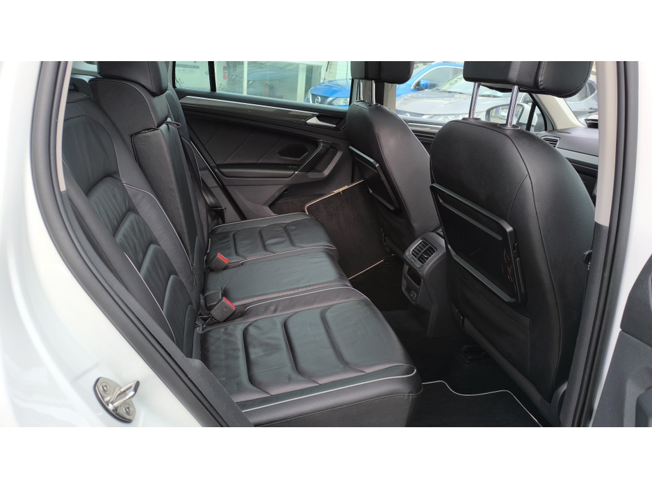 2017 Volkswagen Tiguan - image 8