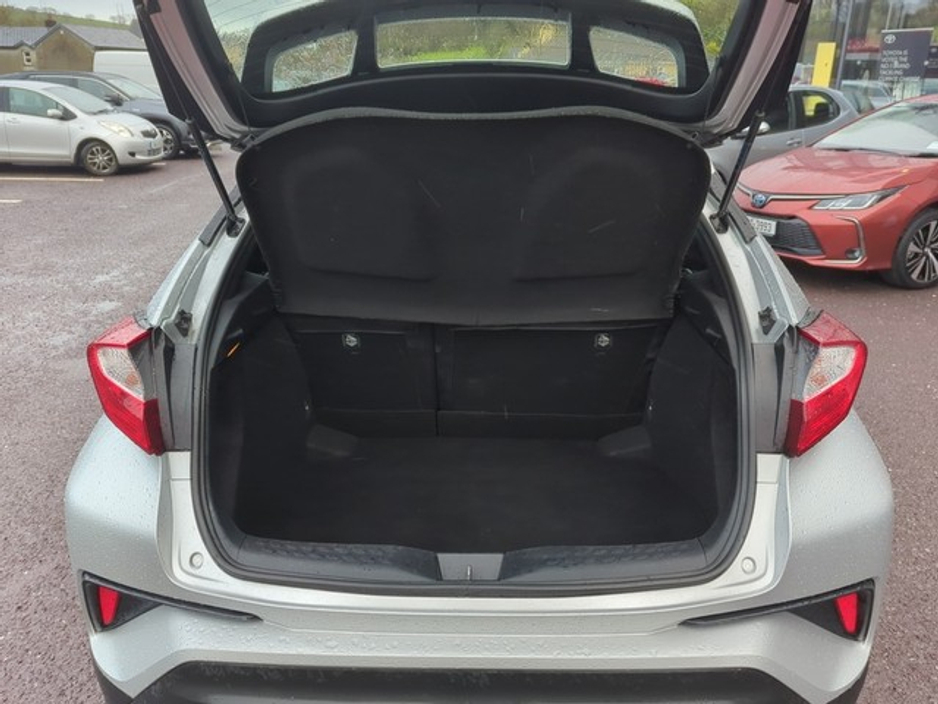 2018 Toyota C-HR C-HR HYBRID LUNA €21,000