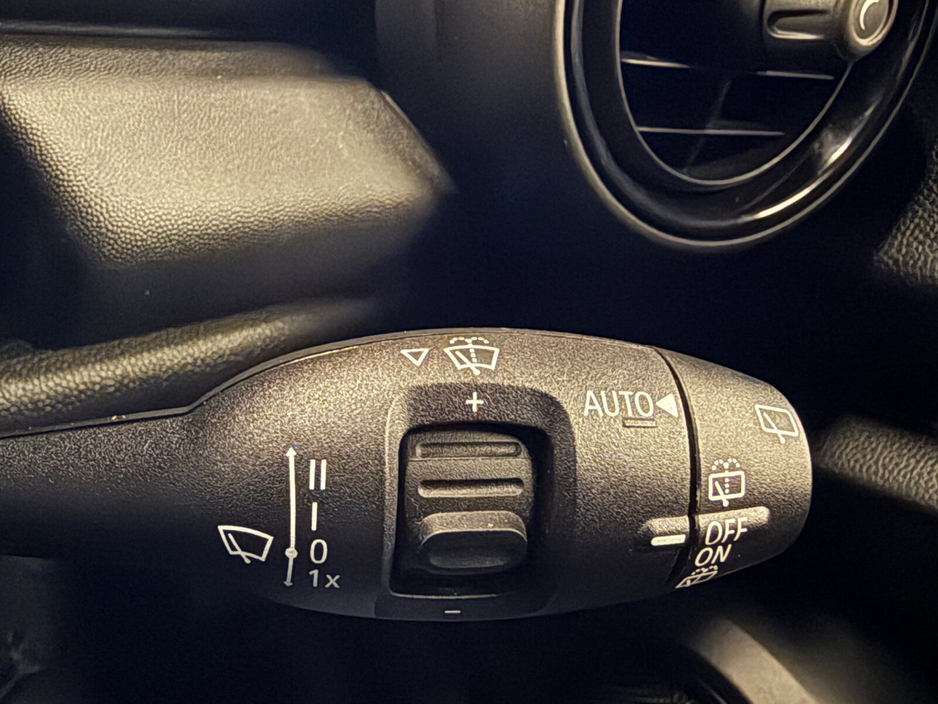 2020 MINI Hatch  €17,900