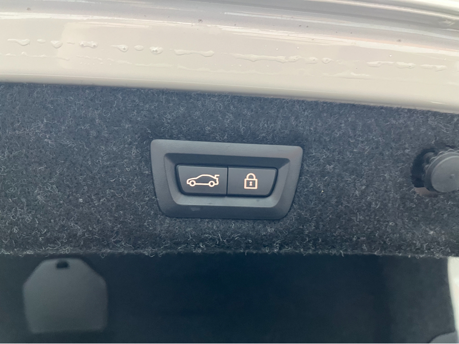 2022 BMW 5 Series - image 7