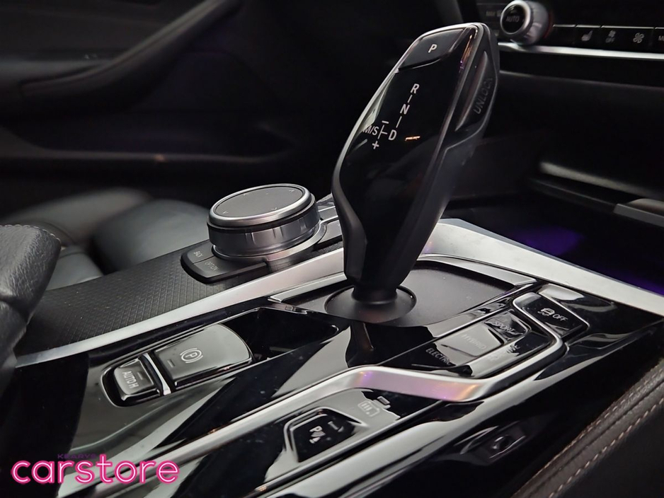 2021 BMW 5 Series - image 19