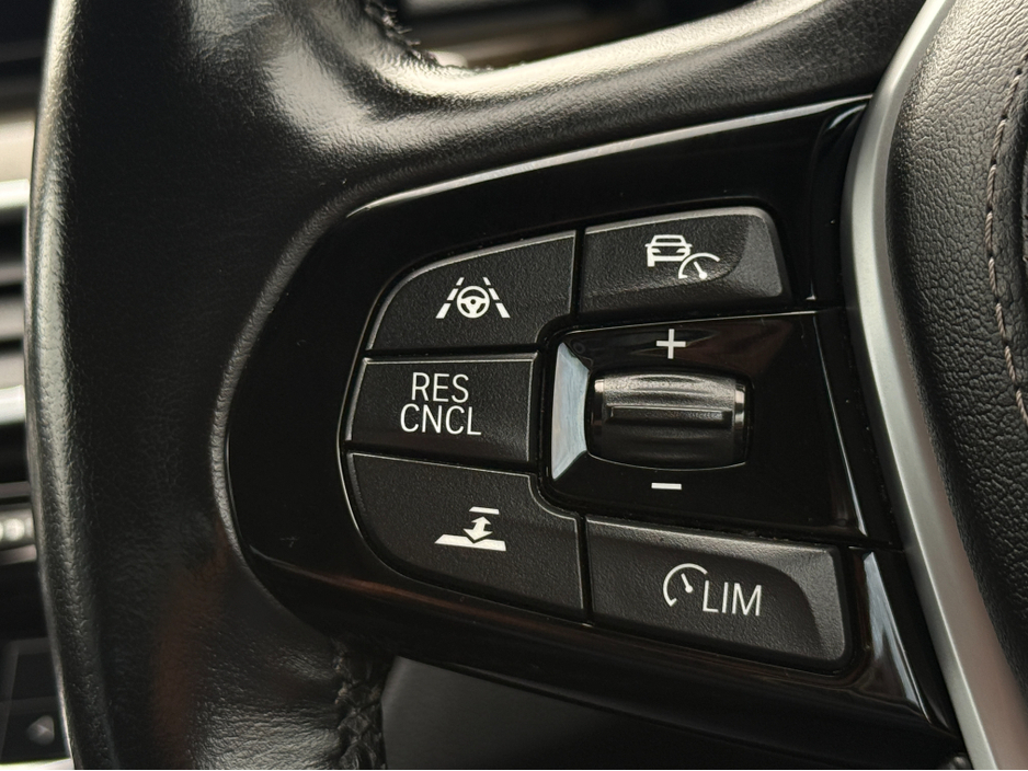 2017 BMW 5 Series - image 25