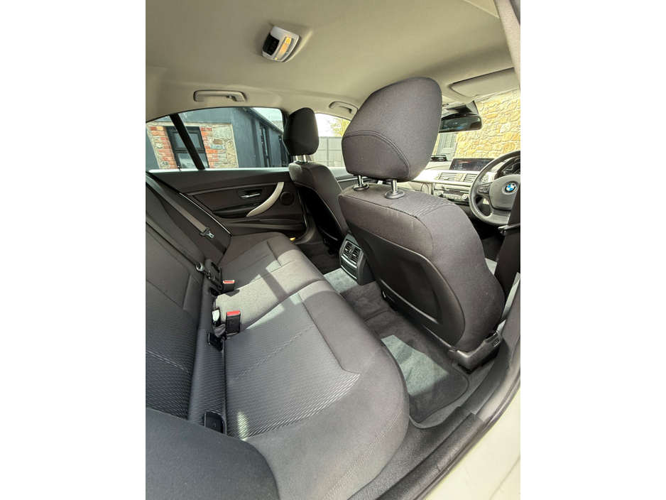 2017 BMW 3 Series - image 14