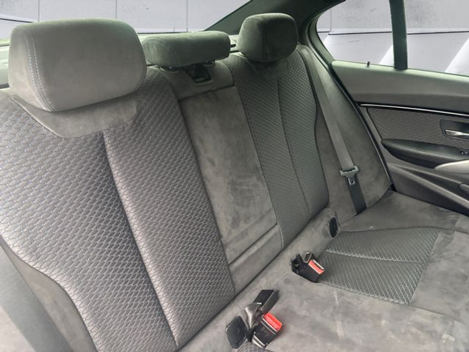 2016 BMW 3 Series - image 12