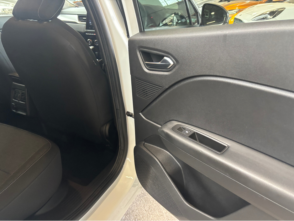 2023 Renault Captur - image 2