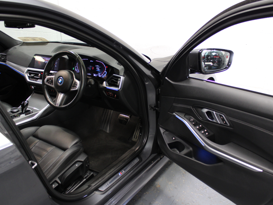 2022 BMW 3 Series - image 26