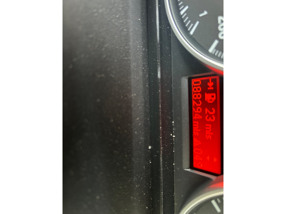 2011 BMW 3 Series - image 18