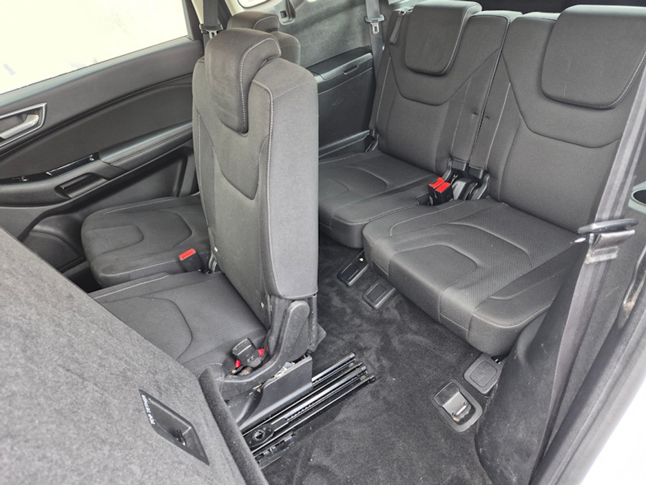 2018 Ford S-Max - image 3