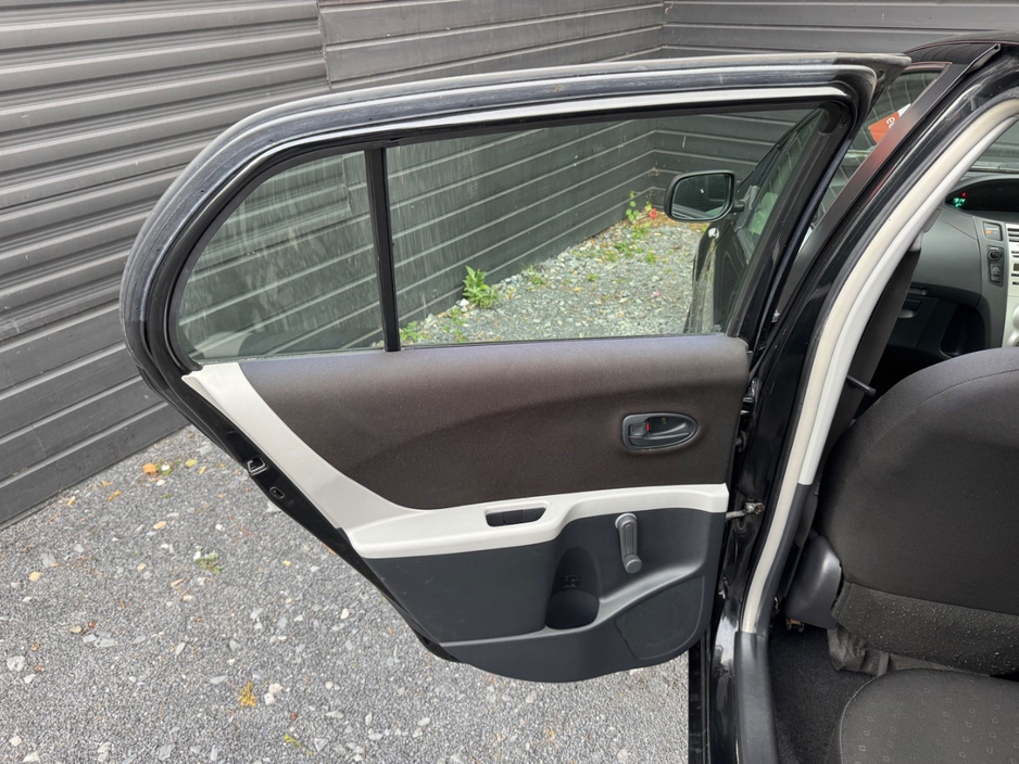 2006 Toyota Yaris - image 11