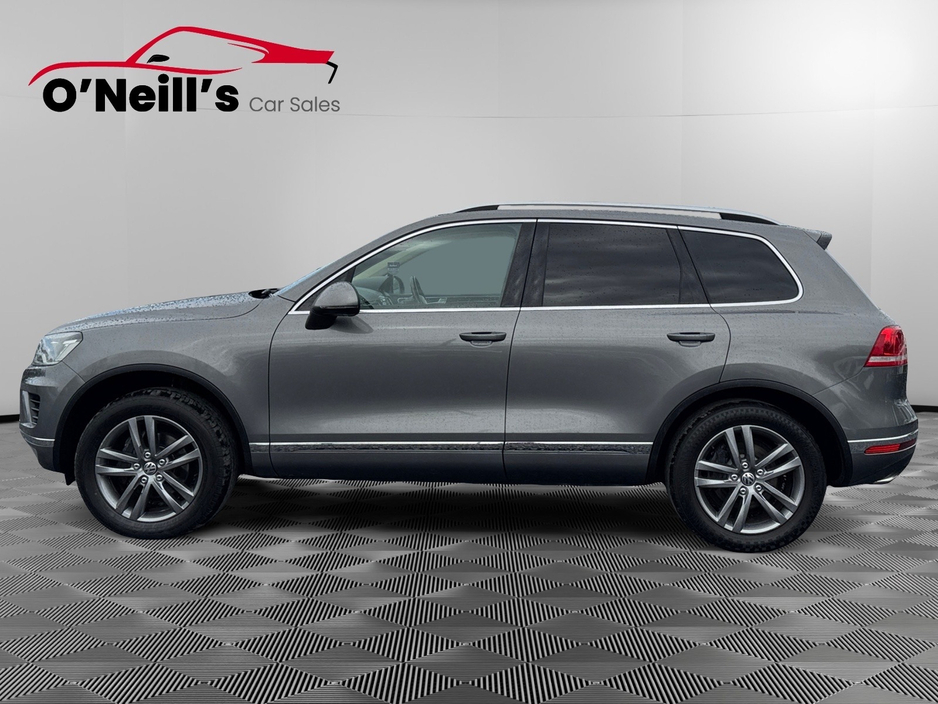 2016 Volkswagen Touareg - image 6