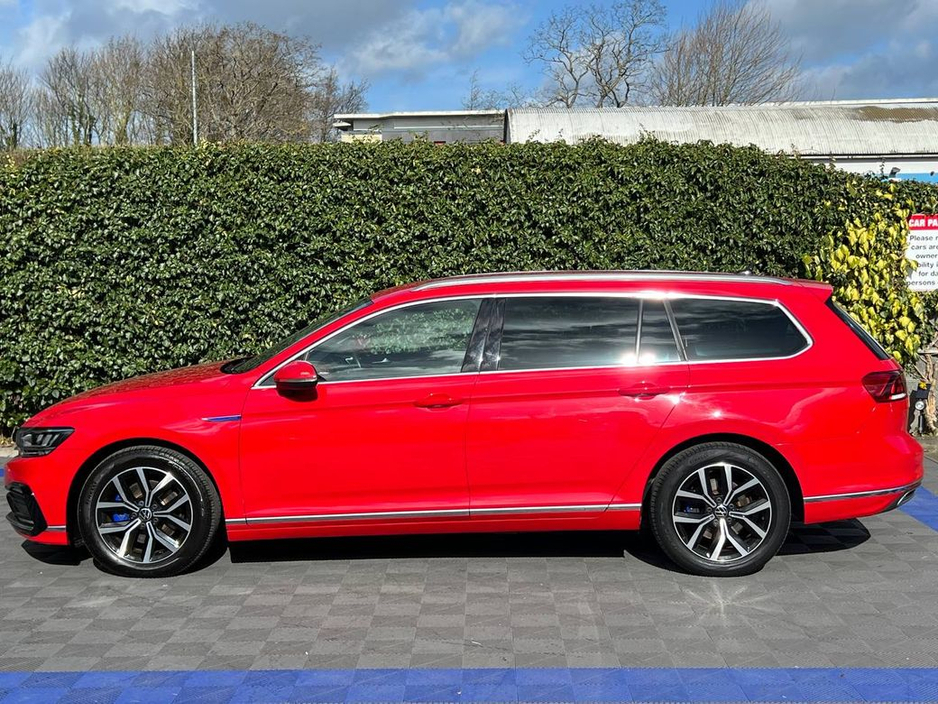 2022 Volkswagen Passat - image 3