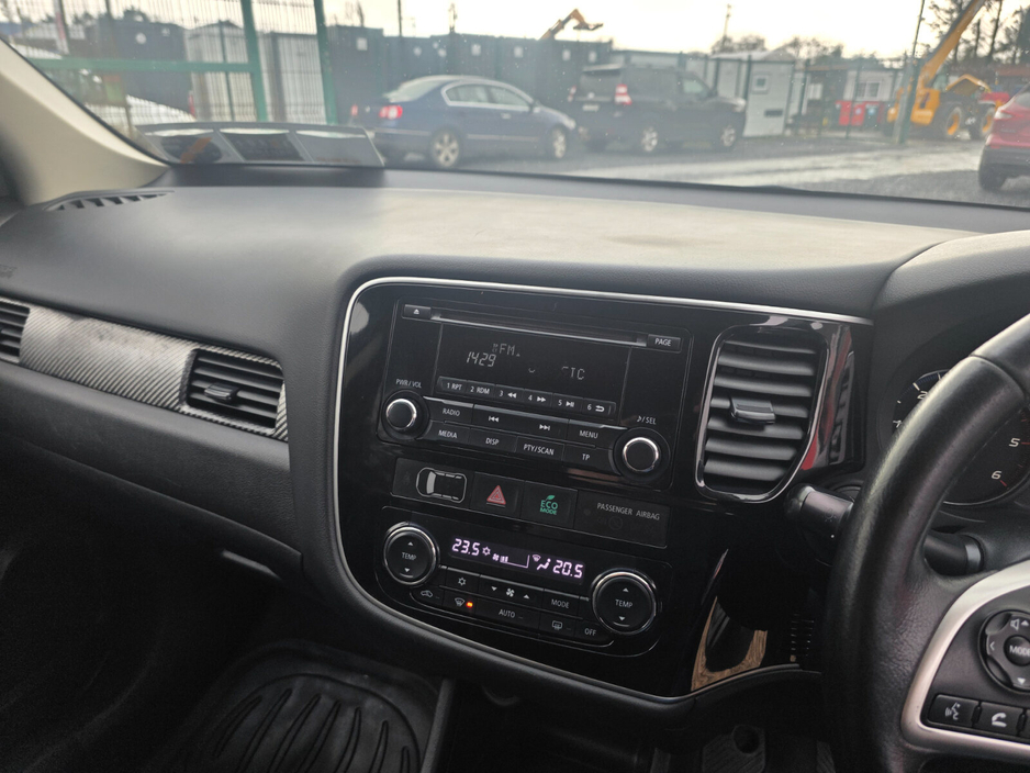 2014 Mitsubishi Outlander - image 11