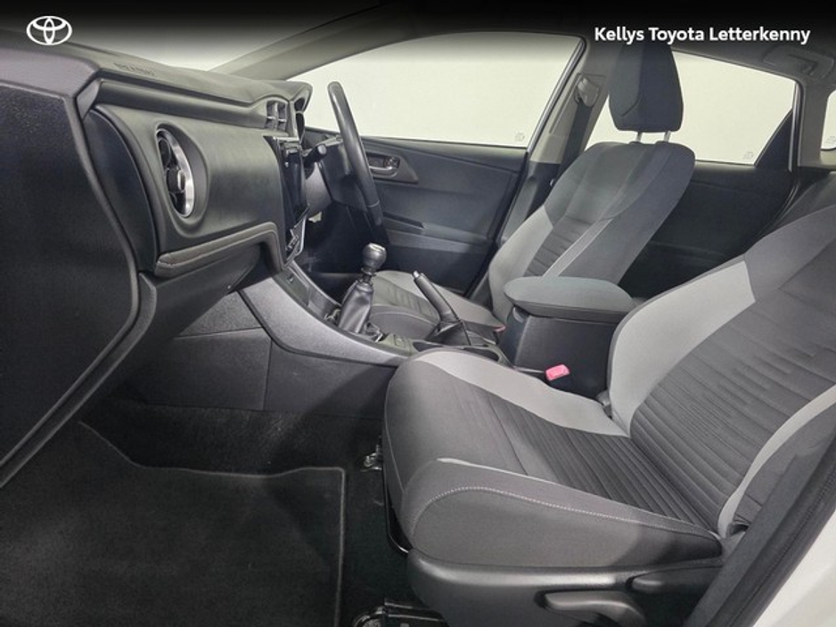 2016 Toyota Auris - image 6