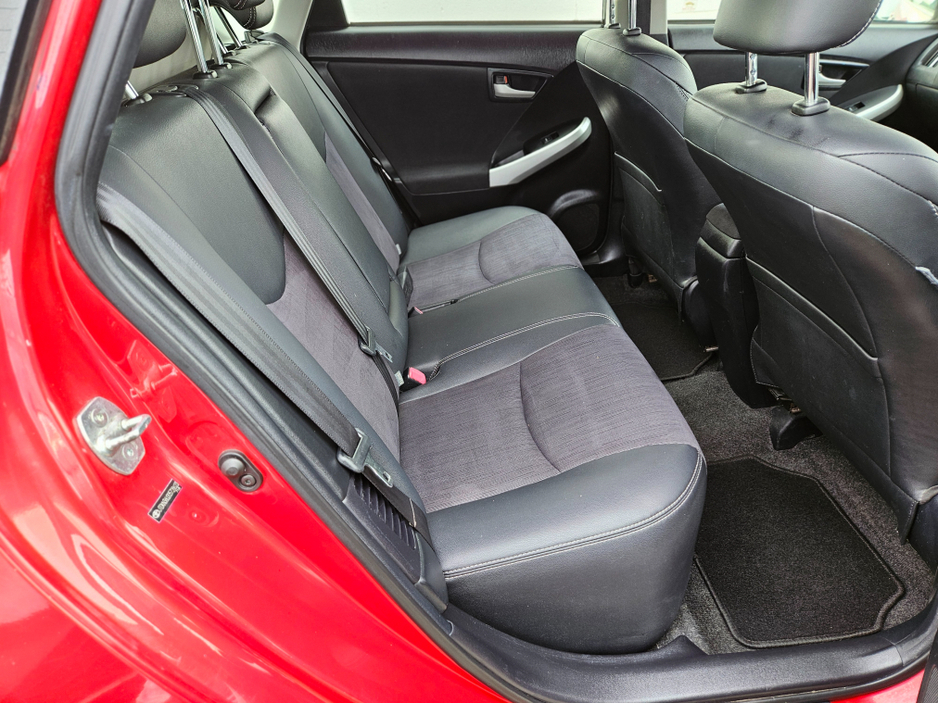 2014 Toyota Prius - image 10