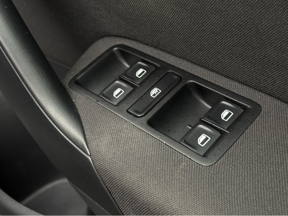 2015 Volkswagen Polo - image 13