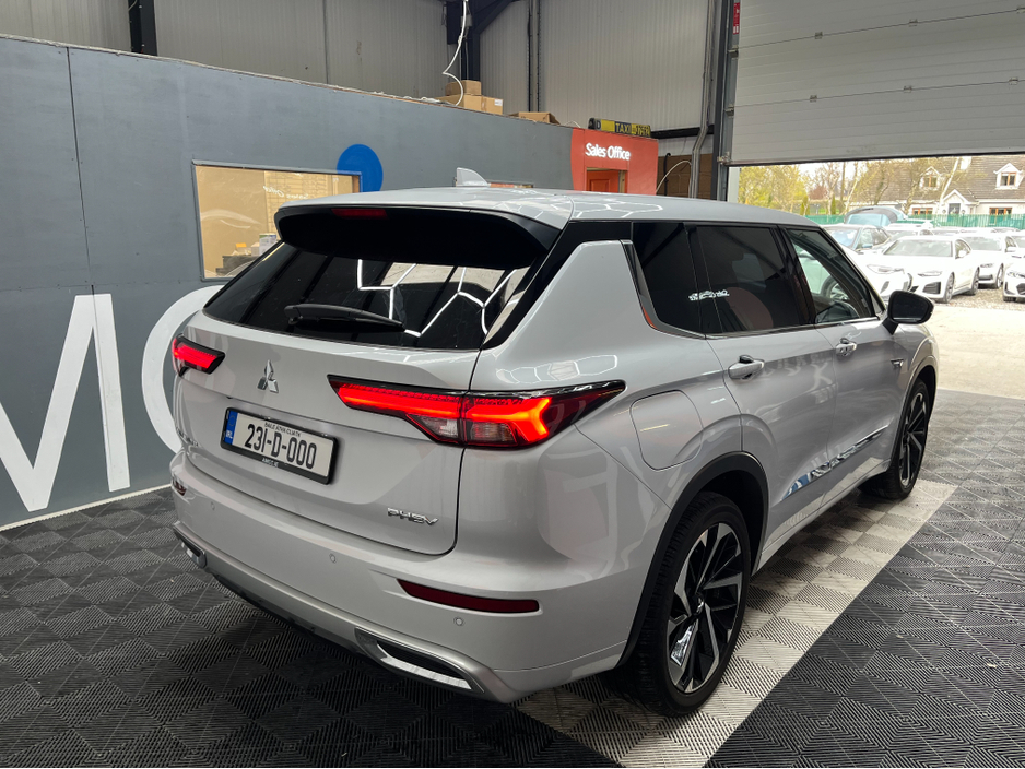 2023 Mitsubishi Outlander - image 2