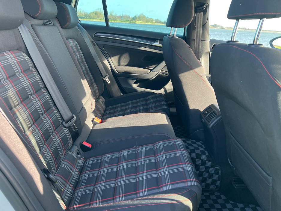 2017 Volkswagen Golf - image 13