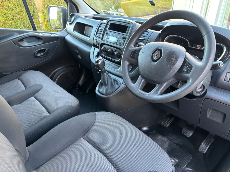 2020 Renault Trafic - image 6