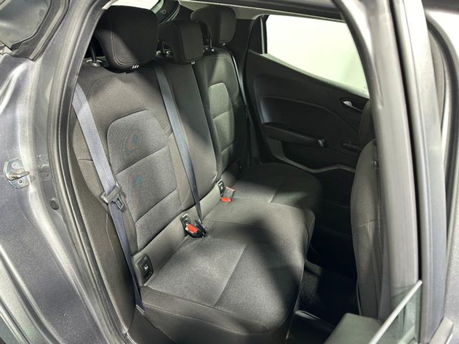 2023 Renault Clio - image 11