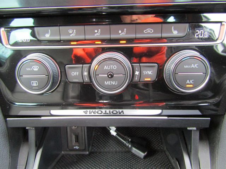 2015 Volkswagen Golf GOLF R ESTATE AWD 5DR Auto €21,950