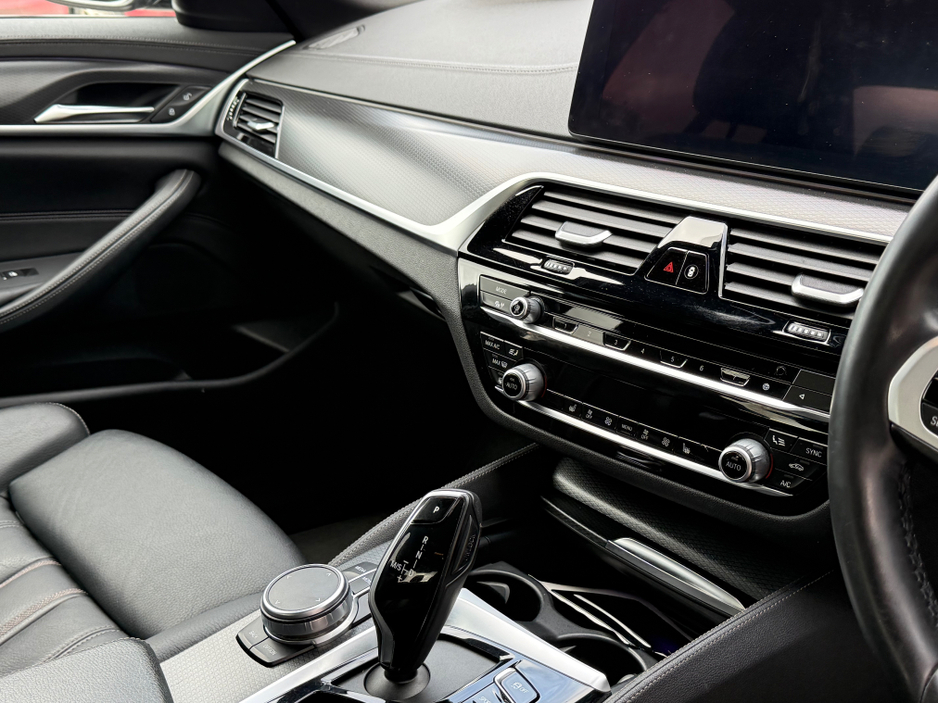 2021 BMW 5 Series - image 7