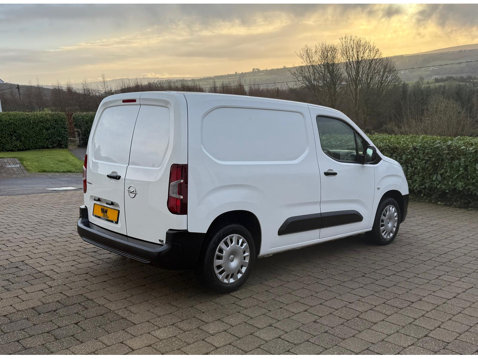 2022 Opel Combo - image 3