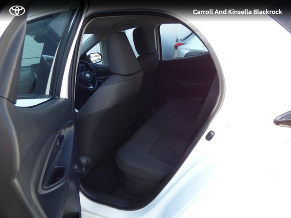 2022 Toyota Yaris - image 7