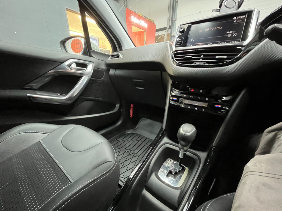 2017 Peugeot 2008 - image 14