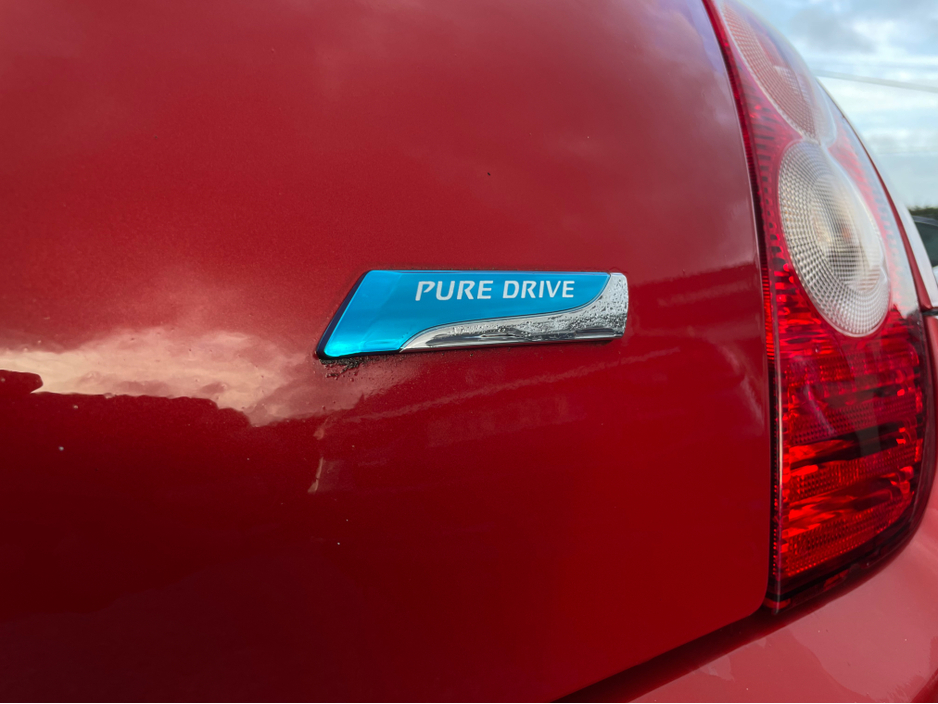 2011 Nissan Micra - image 10