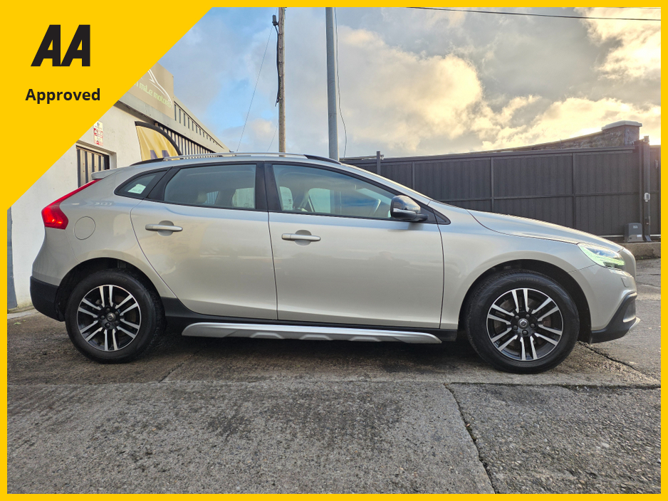 2017 Volvo V40 CROSS * ONLY 49K MILES * D2 2.0 DIESEL * €16,995