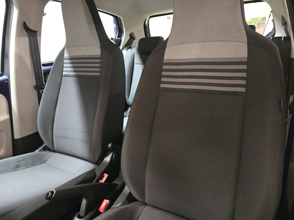 2019 Volkswagen up! - image 9