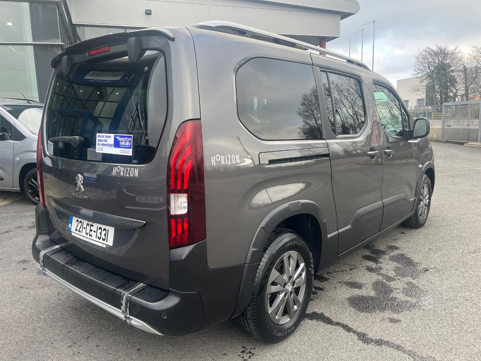 2022 Peugeot Rifter - image 4