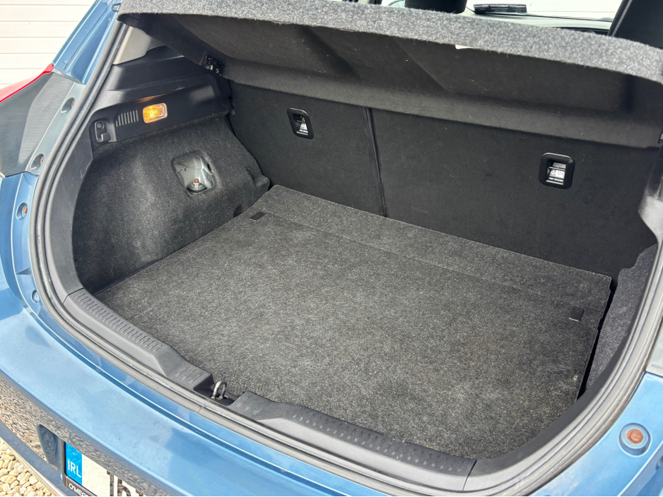 2016 Toyota Auris - image 6