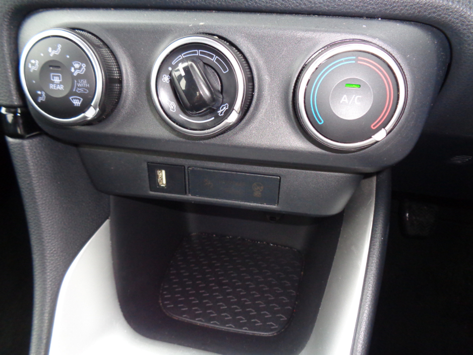 2022 Toyota Yaris - image 11