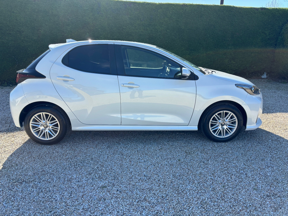 2022 Toyota Yaris - image 2