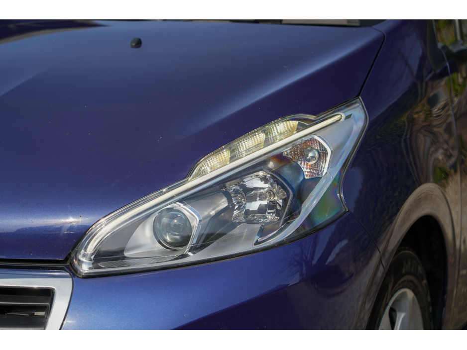 2015 Peugeot 208 - image 14