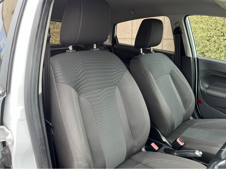 2016 Ford Fiesta - image 11