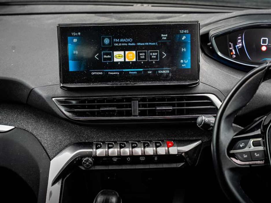 2022 Peugeot 5008 - image 10