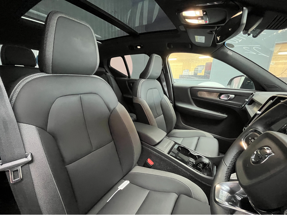 2022 Volvo XC40 - image 11
