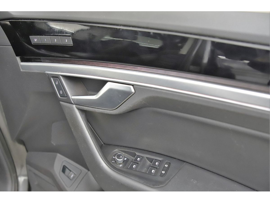 2019 Volkswagen Touareg - image 19