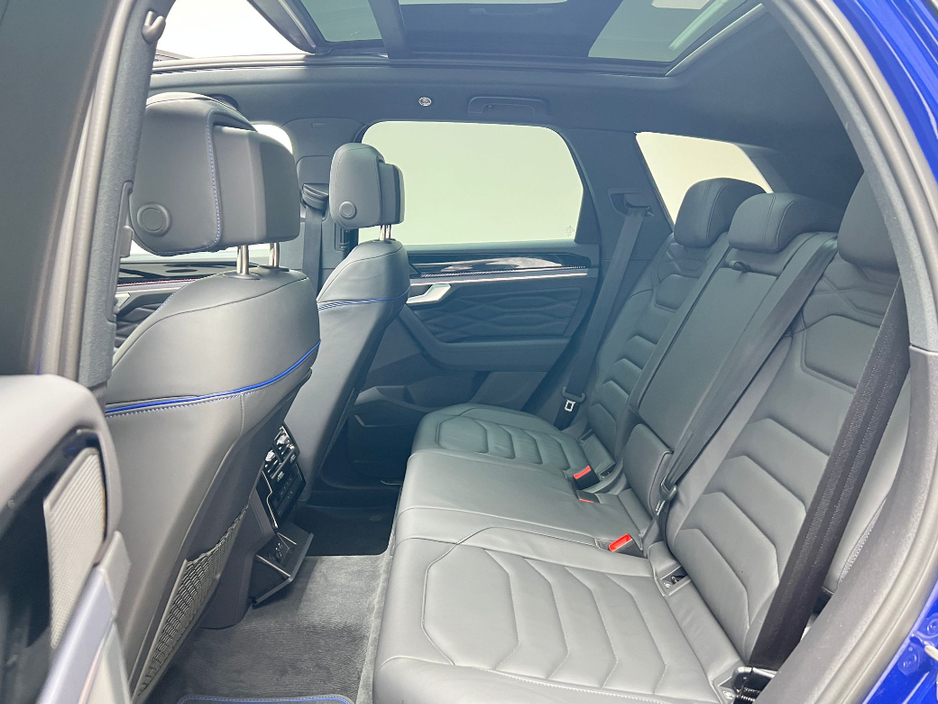 2025 Volkswagen Touareg R V6 3.0 TSI PHEV 462HP €89,990