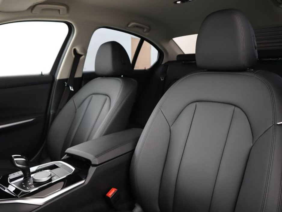 2021 BMW 3 Series - image 17