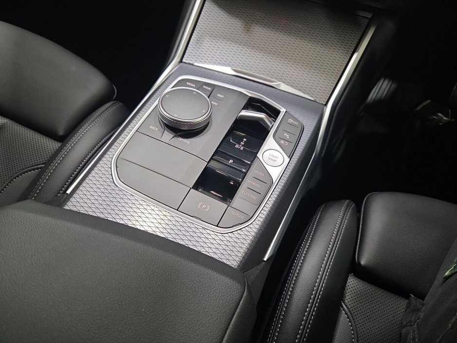 2025 BMW 3 Series - image 10