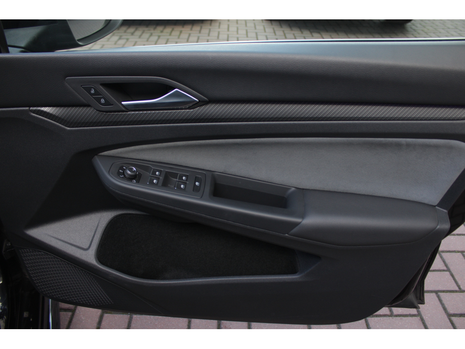 2023 Volkswagen Golf - image 11