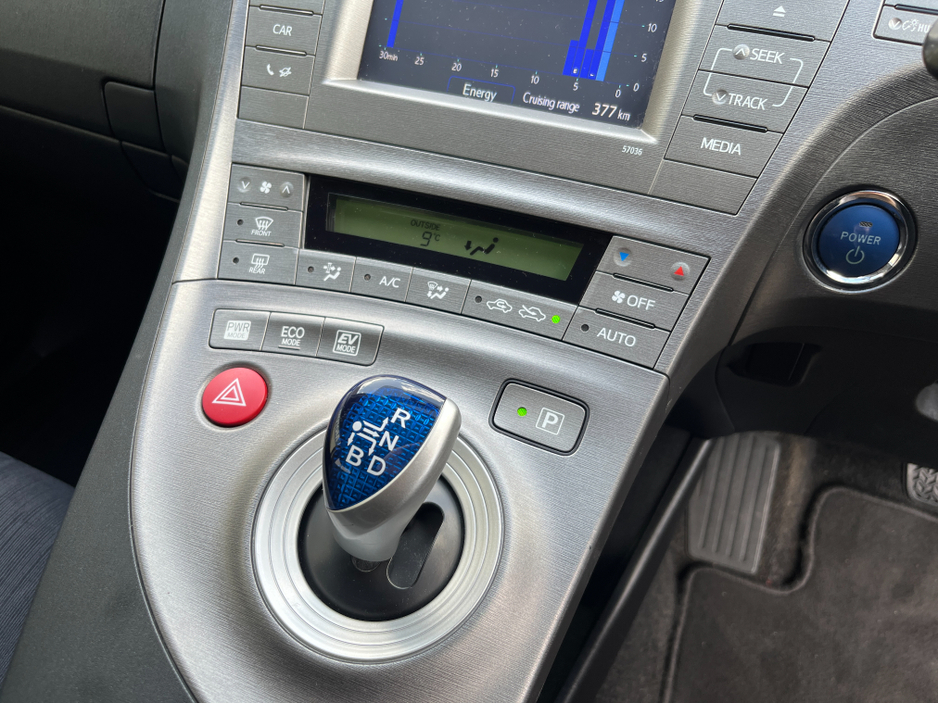 2015 Toyota Prius - image 16