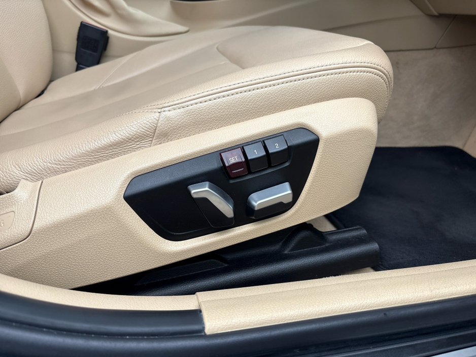 2017 BMW 3 Series - image 13