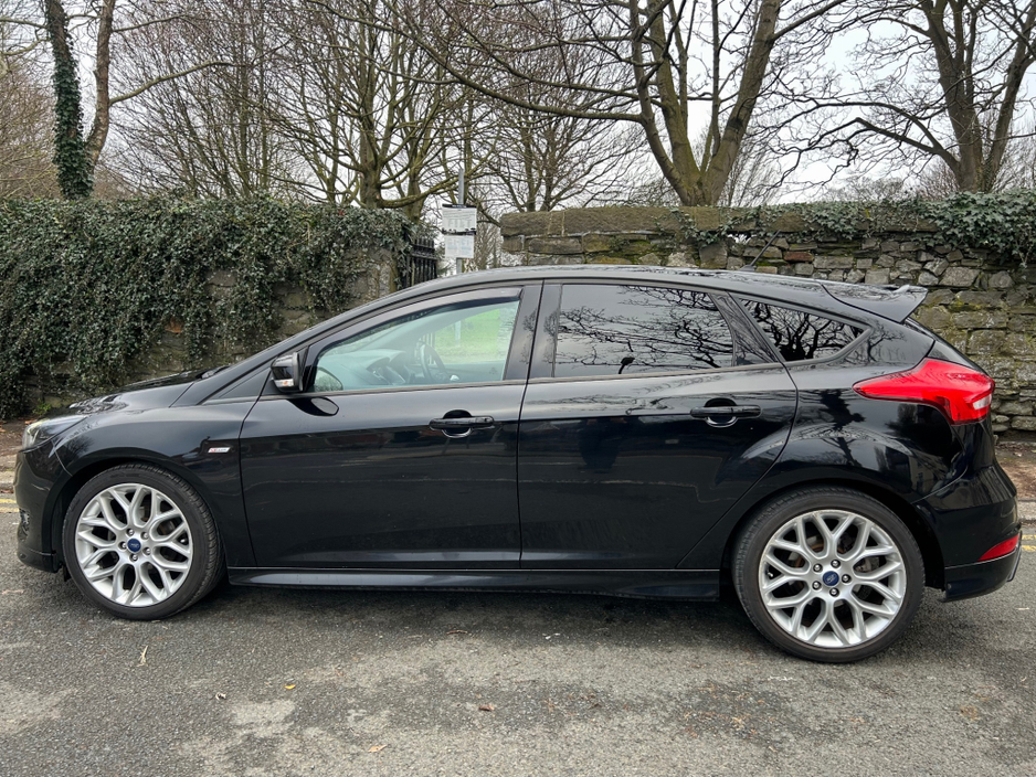 2017 Ford Focus - image 4